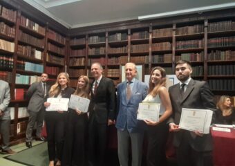 Entrega de Diplomas por excelencia académica en Derecho